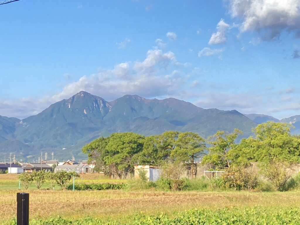 三重郡菰野町 四日市市 便利屋 遺品整理 ゴミ屋敷片付け 不用品回収 掃除 お手伝い 家財道具 衣類 写真 手紙 通帳 財産価値